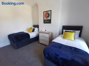 Comfy and Cozy 3 Bed house, free parking & Wifi - Image 4