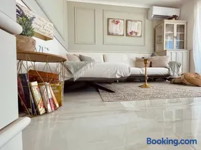 Maison Royale Luxurious Apartment - Image 2