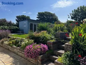 Charming 3 Bedroom Cottage - Garden WiFi Parking - Image 5