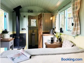 The Hollies Shepherds Hut by The Suffolk Cottage Collection - Image 3