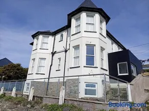 Morwendon House with Sea View - Image 3