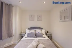 Bromley 3BR With Parking - Image 2