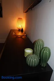 Stunning Modern 2 bed, 2 bath apartment with parking space - Image 3