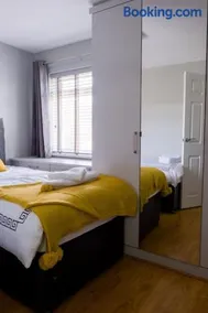 Spacious Cosy 3-Bedroom Home - Image 4