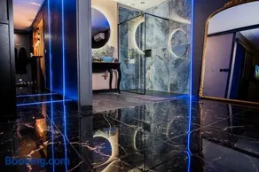 L escale VRAI Jacuzzi 130 jets, Sauna, lit king size, écran géant, NETFLIX - Image 2