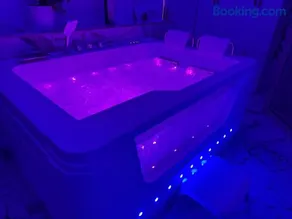 Loveroom de luxe avec jacuzzi sauna vapeur écran 300 cm - Image 1