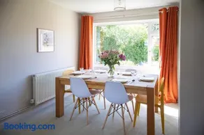 Hereford Long Term Comfortable Accommodation, 4 bedrooms with Parking - Image 5