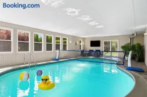 Grandma's Fun 5BR House - Heated Indoor Pool - Image 5