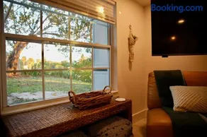 Bamboo Bungalow - waterfront studio near beach - Image 3