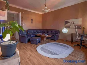 Pinnacle Apartment with balcony - Image 3