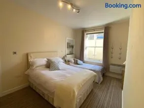 Easby Breakaways - **Modern Apartment 5 mins from South Bay, Scarborough** - Image 4