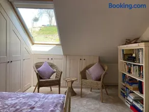 Cosy twin room with private bathroom - Image 5