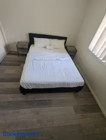 Gladstone Entire House 4 Beds 2 Baths Air-conditioned in City - Image 3