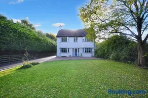 Spacious Cotswolds House Garden with Hot Tub - Image 1