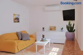 Villa Lella - Pantheon basement apartment, shared swimming pool 5 minutes from the sea, suitable for families or groups for complete relaxation - Image 2