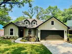 The Benjamin I - 2022 Built Luxury Retreat with Backyard Paradise with Hot Tub Outdoor Movie Screen Dock & Boat Rental - Image 2