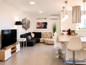 Seaside Apartment Retreat - Image 3