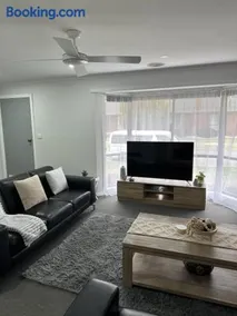 Lbarza Family Friendly 3BR with backyard & single garage near Hospitals & Sporting grounds - Image 3