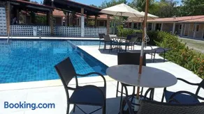 CASA no FORTE com 80 m2, 2 quartos com ar condicionado, cozinha completa, acomoda 8 pessoas, campinho, parquinho infantil, piscinas, área de lazer, estacionamento para 2 carros, WIFI, câmeras de segurança, portaria, ambiente familiar. - Image 2