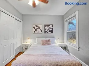 Roomy 4BR by Drake Sleeps 13 HUGE yard - Image 1