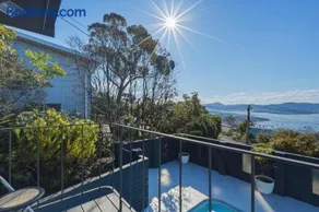 Mount Nelson Lookout - 2 Bed House & Swimming Pool - Image 1