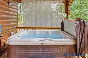Romantic Cabin w Rain Shower & Spa Tub - Image 3