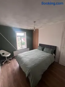 Gravesend Central - Spacious & Quiet Rooms - Image 4