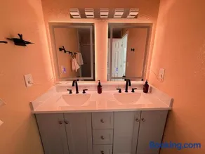 Spacious-3BR 3BA 10 min to DIA Private Entry - Image 2