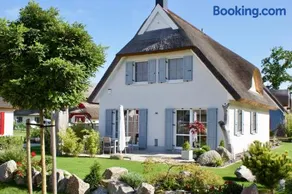 Traum Reethaus am Meer &ndash mit Pool, Sauna & Yoga - Image 1
