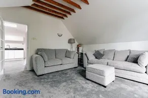 Private Two Bedroom Residence in Southbourne - Private Parking - Off the High Street - Minutes Away from the Beach - Image 3