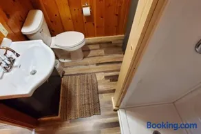Quiet 2 Bedroom Bass Cabin In The Trees - Image 2