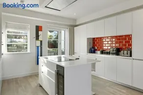 Bright & Modern Townhouse Private Parking - Image 3