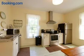 Central Picton Apartment, Sleeps 8; The Iron Horse - Image 4