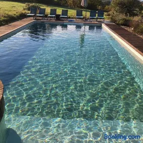 Cozy guest house with jacuzzi and swimming pool - Image 1