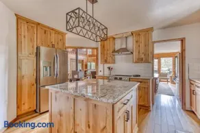Great Blue Lodge - Spacious Ski Lodge, Hot Tub, Sauna, Game Room & More - Image 2