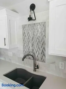 Modern Ranch 3 BDRM, sleeps 6 with HOT TUB - Image 4