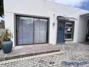 Adorable 2 Bedroom Cottage with spacious veranda - Image 3