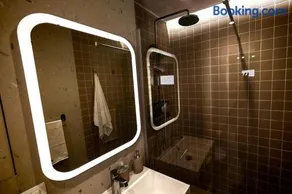 Studio modern în centrul Târgu Neamț - Parcare gratuită - Self check-in - Image 4