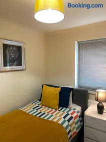 Spacious 3-Bed House Near Uni and Town Centre - Image 4