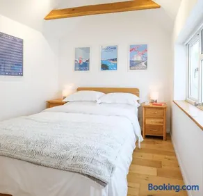 The Boathouse, Kingsbridge - Romantic detached annexe with parking & estuary walk to great pub - Image 1