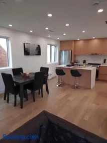 Vancouver Townhouse Getaway Modern 2BR with Balcony - Image 1