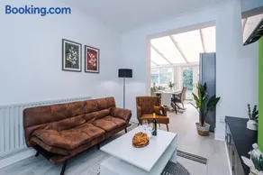 The Lyme Lounge - Elegant & Contemporary 3BR Home - Sleeps 7 with Parking & WiFi - Ideal for Business & Leisure Stays by Parydise Properties - Image 4