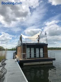 Schwimmende Ferienwohnung, Hausboot Urlaub als Festlieger am Steg - Image 1