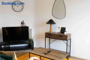 3-bed-Patchway-Self-check-in-Parking-Wi-Fi-Sleeps 5 - Image 2
