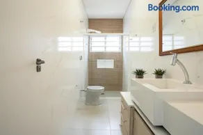 Apto completo a 120m da PRAIA, TRÊS QUARTOS, sala de estar, COZINHA COMPLETA, SACADA com VISTA MAR , Wi-Fi, ARES CONDICIONADOS, vaga privativa de garagem Reserve agora mesmo! - Image 3