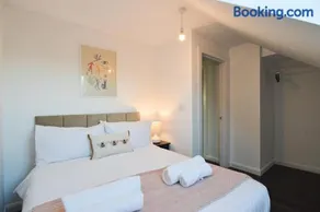 Stylish 1-Bedroom Loft Flat - Image 4