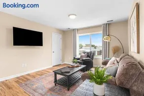 Spacious 1BR Upper Flat in the Heart of Roseville - Image 4