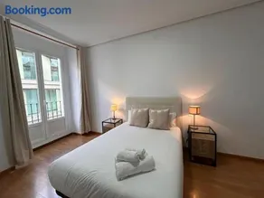 Stunning apartment in Gran Via for 4 people. S3 - Image 2