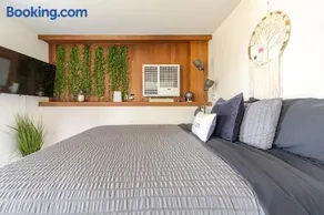 Modern 2 BR 2BA Biz Friendly Duplex with Fast Wi-Fi and Workspaces - Image 5