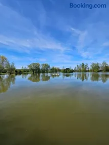 La roulotte de l'étang - Image 1